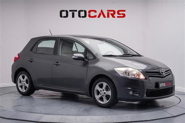 TOYOTA-AURIS-2012